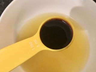 8、日式三文鱼沙拉,放入35毫升酱油。