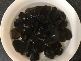 12、日式三文鱼沙拉,黑木耳浸泡至软。