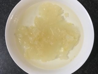 13、日式三文鱼沙拉,白木耳浸泡至软。