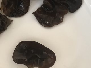 14、日式三文鱼沙拉,黑木耳去蒂剪块，不要剪小，按花瓣状剪。