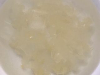 18、日式三文鱼沙拉,放冰水中浸泡，吃前捞出沥干。黑木耳同样的做法。