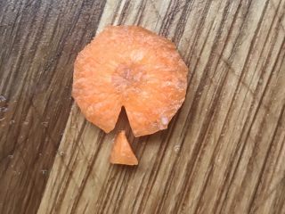 20、日式三文鱼沙拉,圆片切出花朵状。用小刀切个小三角，隔些距离再切个小三角。