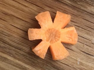 21、日式三文鱼沙拉,切出花朵状。