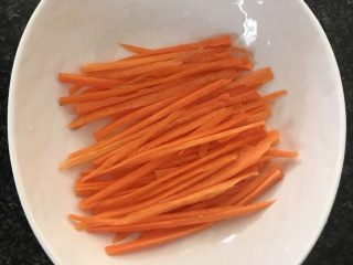 23、日式三文鱼沙拉,切好后铺在碗底。