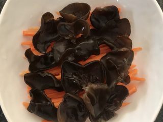 24、日式三文鱼沙拉,铺上黑木耳。