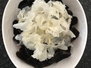 25、日式三文鱼沙拉,再铺上白木耳。