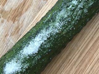 27、日式三文鱼沙拉,黄瓜表面用盐搓洗，然后用水冲干净。