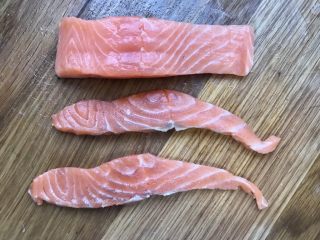 30、日式三文鱼沙拉,冰箱中取出三文鱼切薄片，若是买的片状的就不用切。