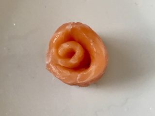 31、日式三文鱼沙拉,从一端卷起。