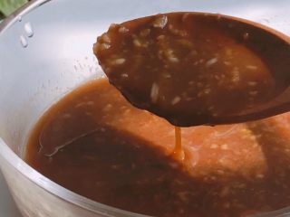 2、鱼香茄子,搅拌均匀备用