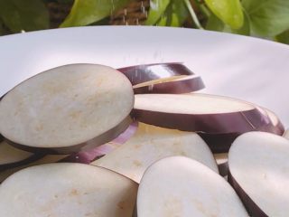 3、鱼香茄子,茄子洗净切片，撒上一层薄盐
