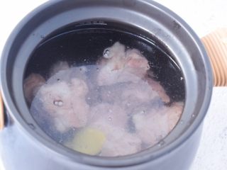 5、猪骨山药汤,加入适量的清水，大火烧开转小火炖煮1小时