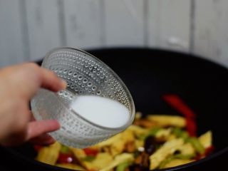 13、腐竹烧香菇,倒入水淀粉