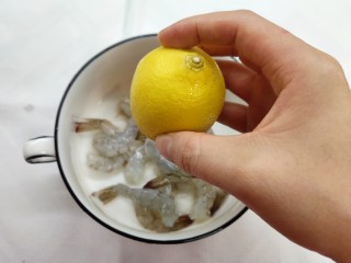 3、猪肉大虾煎饺,用柠檬汁去腥