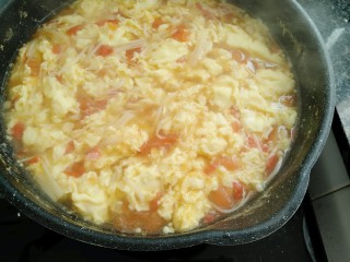 14、金针番茄蛋汤,用锅铲轻轻划几下即可出锅