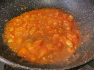 4、鸡蛋西红柿打卤面,翻炒至变软出汁