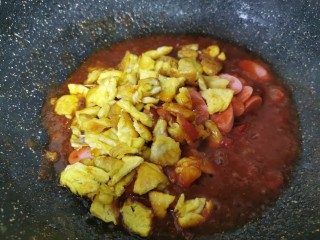 10、鸡蛋西红柿打卤面,倒入鸡蛋火腿肠翻炒均匀