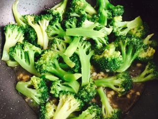 17、蒜蓉蚝油西兰花,翻炒均匀即可