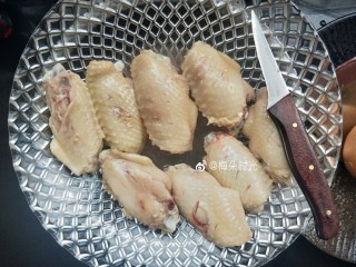 3、可乐鸡翅,捞出后用尖锐的工具在每个鸡翅的正反面都扎一些洞，方便入味。也可以在表面划三道，可是这样会破坏整体形状的美观，所以我通常扎小洞。