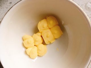 1、杂蔬沙拉面包,取20克黄油。