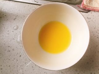 2、杂蔬沙拉面包,隔水煮2分钟化开。