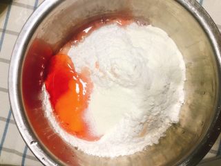 3、杂蔬沙拉面包,拿一个碗,倒入高筋自发粉、1勺半的盐、2勺糖、奶粉、黄油,打入一颗鸡蛋。