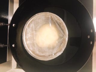 6、杂蔬沙拉面包,面团揉光滑放入碗中,包上保鲜膜,放到装有温水的锅,盖上盖子发酵1小时,中间水凉了需加热1次。