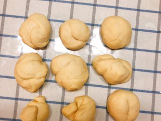 8、杂蔬沙拉面包,再次揉发酵过的面团,排气,揉成光滑,并分成如图所示一个个小剂子。