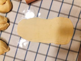 9、杂蔬沙拉面包,用擀面杖擀成牛舌状。