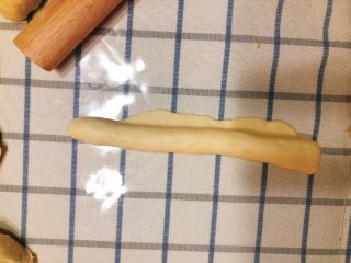 10、杂蔬沙拉面包,再卷起来,收口处要捏紧。