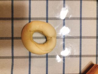 11、杂蔬沙拉面包,再把两角对捏成圆形。