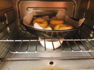 12、杂蔬沙拉面包,将做好的圆圈放到烤盘上(烤盘所没有铺油纸的话需涂一层油),放入烤箱开40度二次发酵50分钟,烤箱底部放一碗水。