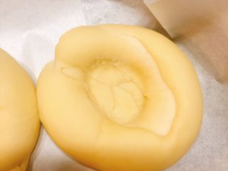 13、杂蔬沙拉面包,发酵后,用擀面杖在圆圈中间压一下,压出一个底盘。