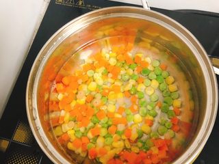 14、杂蔬沙拉面包,锅里水烧开,放入杂蔬煮2分钟。