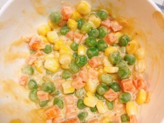 15、杂蔬沙拉面包,杂蔬捞起后加入沙拉酱搅拌均匀。