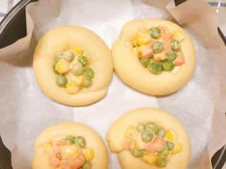 16、杂蔬沙拉面包,将沙拉酱装到圆圈里。