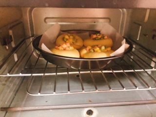 17、杂蔬沙拉面包,放入烤箱上下火180度烤20分钟。