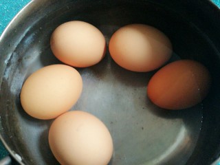 1、芥末牛油果大虾鸡蛋沙拉,鸡蛋洗净放入锅中煮熟。