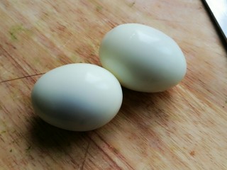 2、芥末牛油果大虾鸡蛋沙拉,剥去鸡蛋皮。