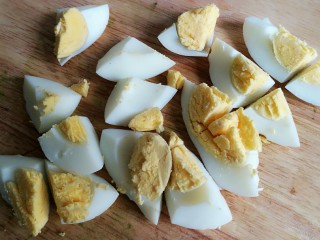 3、芥末牛油果大虾鸡蛋沙拉,切成块。