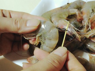 4、芥末牛油果大虾鸡蛋沙拉,大虾洗净剥去虾壳虾头去掉虾线。