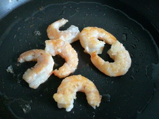 5、芥末牛油果大虾鸡蛋沙拉,放入锅中煎熟或者放水中煮熟。