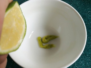 6、芥末牛油果大虾鸡蛋沙拉,取适量的青芥辣放入碗里，挤入些柠檬汁。