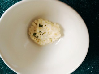 7、芥末牛油果大虾鸡蛋沙拉,再加入一些沙拉酱。