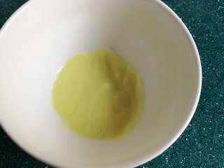 8、芥末牛油果大虾鸡蛋沙拉,搅拌均匀。