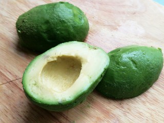 9、芥末牛油果大虾鸡蛋沙拉,牛油果去核去外皮。