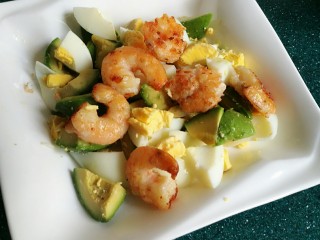 11、芥末牛油果大虾鸡蛋沙拉,把鸡蛋和虾放入牛油果里。