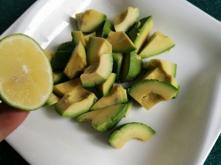 10、芥末牛油果大虾鸡蛋沙拉,切成块状，挤上些柠檬汁拌匀防氧化。