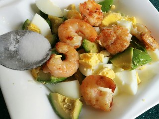 12、芥末牛油果大虾鸡蛋沙拉,加入一点点盐。