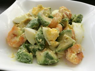 14、芥末牛油果大虾鸡蛋沙拉,最后加入青芥沙拉酱拌匀。